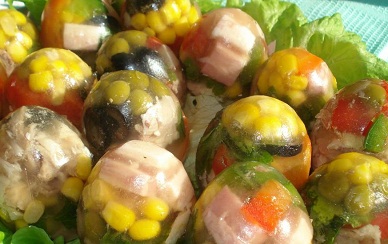 желе с колбасой и овощами в агаре в виде яйца