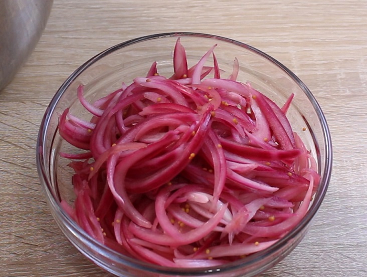 маринованный красный лук в миске