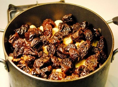 в кастрюле кусочки мяса и картофеля