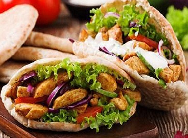 пита фаршированная кусочками мяса и листьями салата