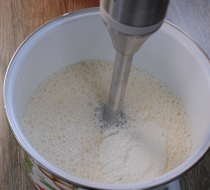 перемешивание муки в кастрюле с молоком и яйцами