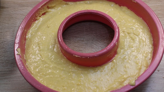 стеклянная миска с мукой,разрыхлителем и содой