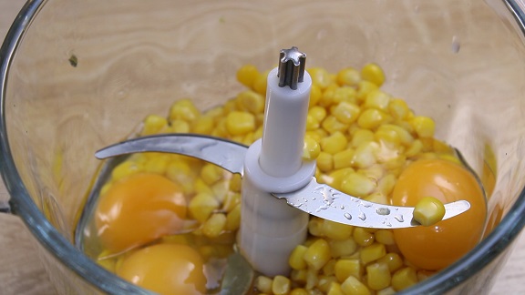 стеклянная миска с мукой,разрыхлителем и содой