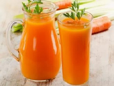 на столе стоят графины с соком моркови и сельдерея