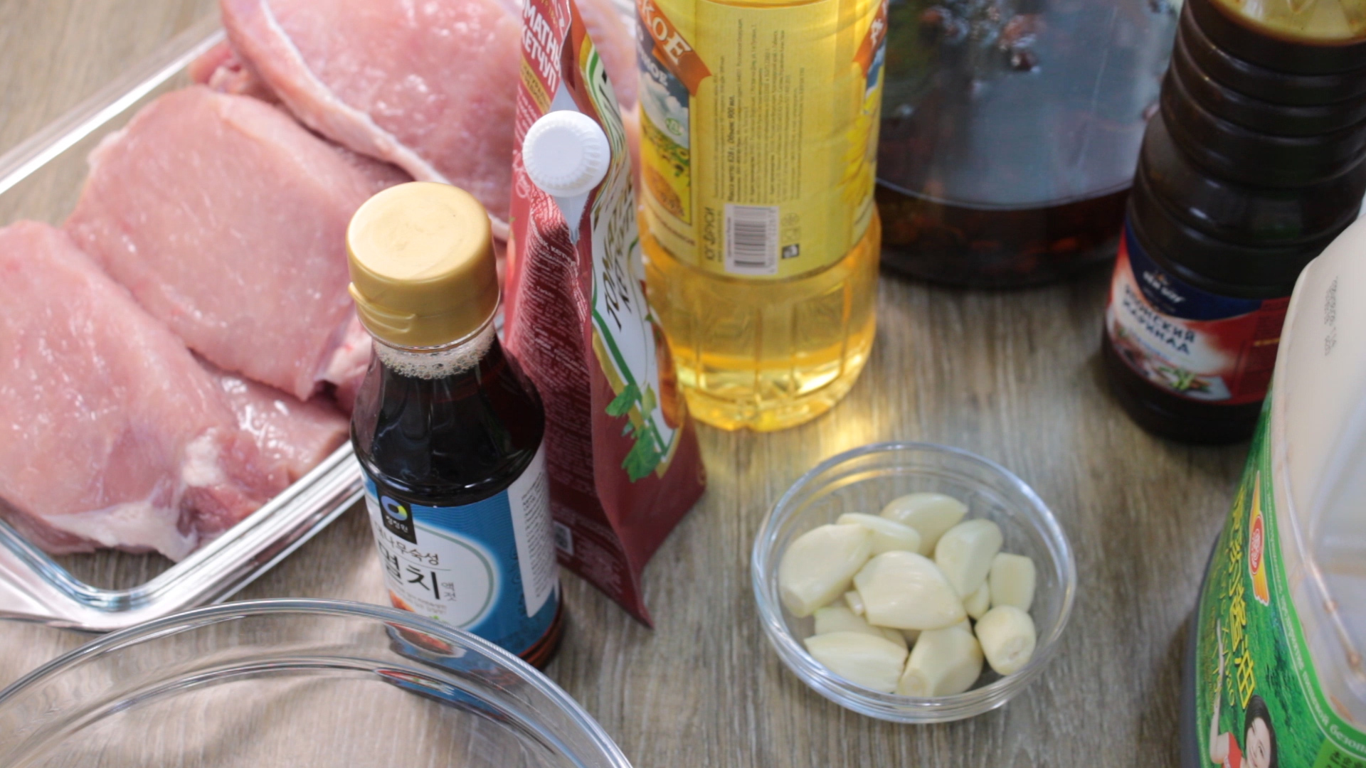 набор ингредиентов для жаренья мяса мясо нарезанное стейками,кетчуп томатный без добавок,чеснок головка,масло растительное экстракт анчоуса,соевый соус,самогонная напстойка на кедровых орешках и шиповнике,японский маринад