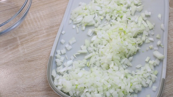 репчатый лук нарезанный на мелкие кубики