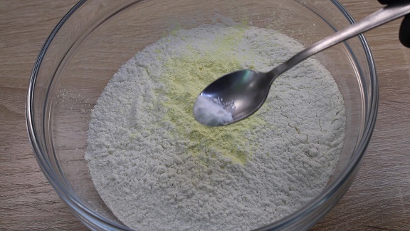 стеклянная миска с мукой,разрыхлителем и содой