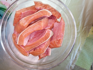нарезанные брюшки кеты