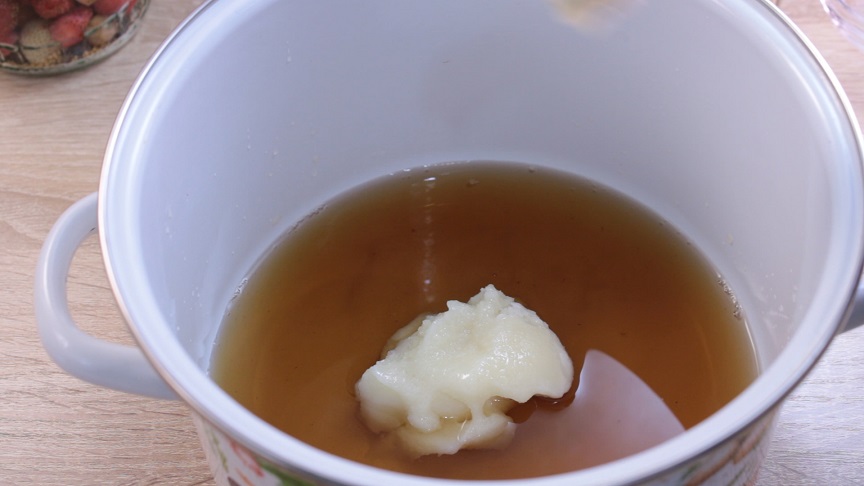 в миске уксус ссолью и сахаром