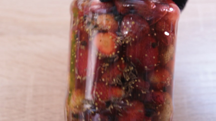 в миске уксус ссолью и сахаром