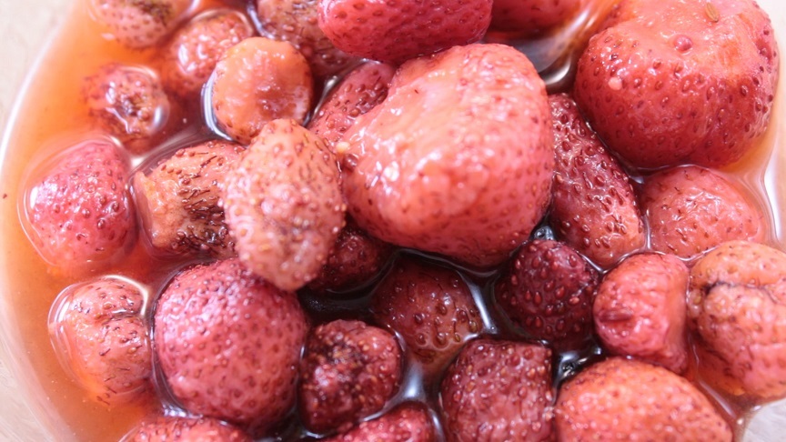 в миске уксус ссолью и сахаром
