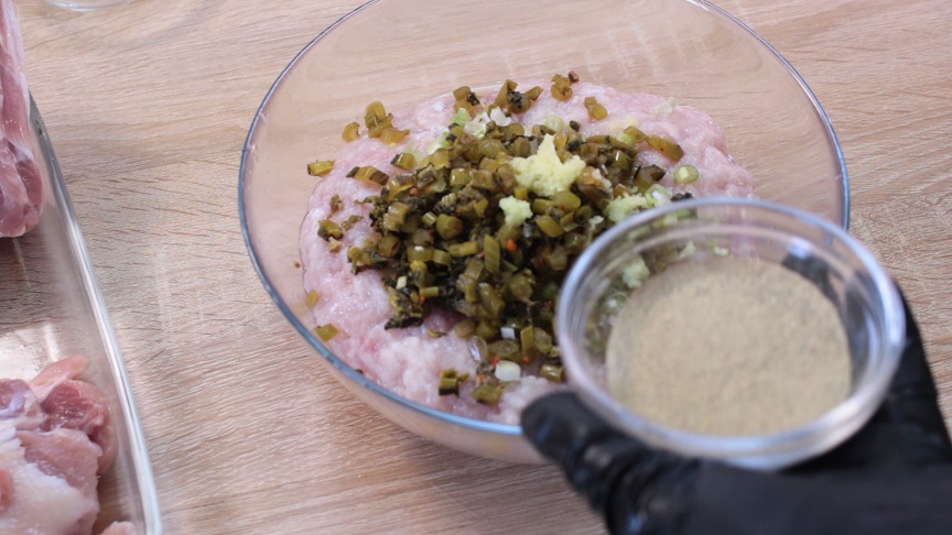 в миске уксус ссолью и сахаром