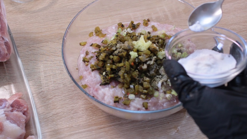 в миске уксус ссолью и сахаром