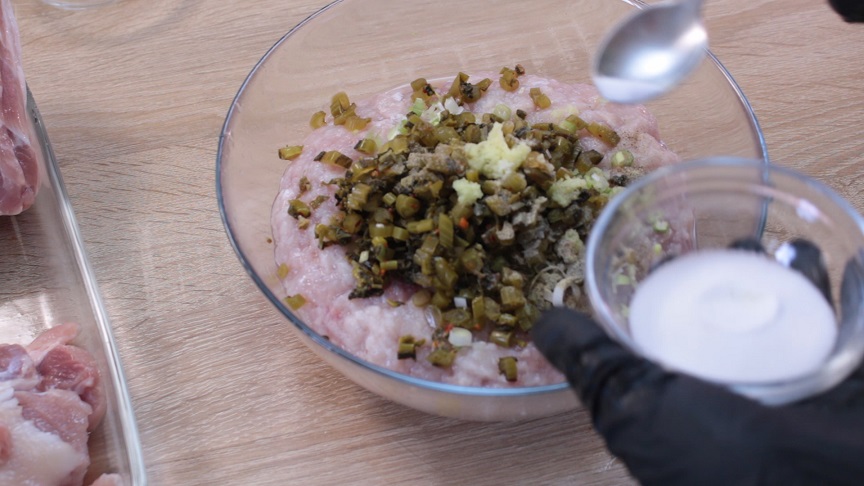 в миске уксус ссолью и сахаром