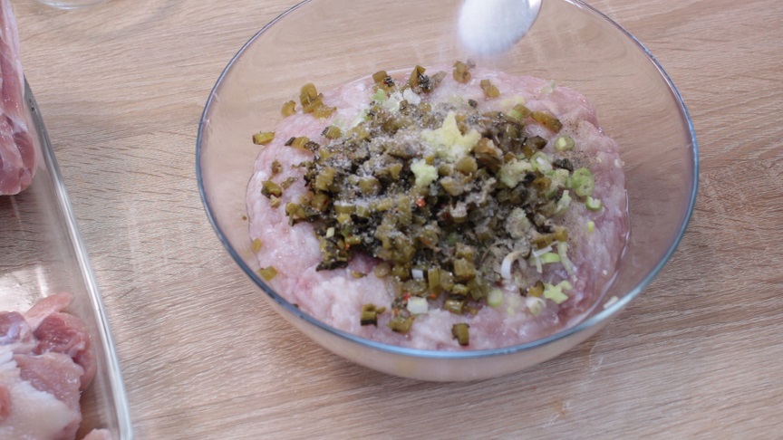в миске уксус ссолью и сахаром