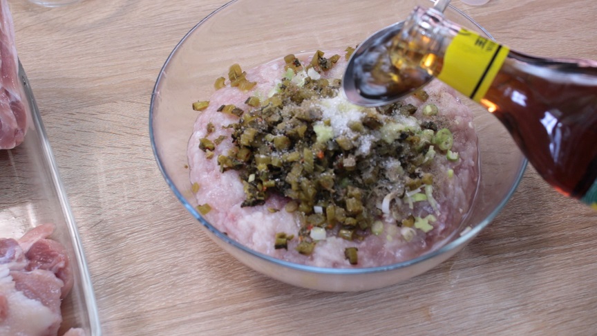 в миске уксус ссолью и сахаром