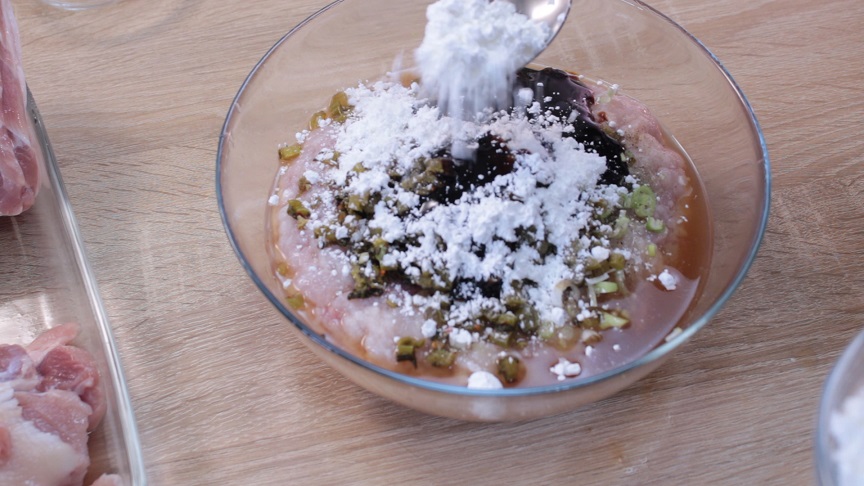 в миске уксус ссолью и сахаром