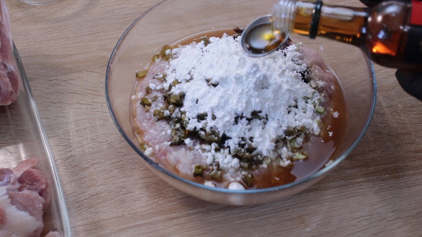 в миске уксус ссолью и сахаром
