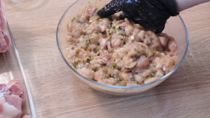 в миске уксус ссолью и сахаром
