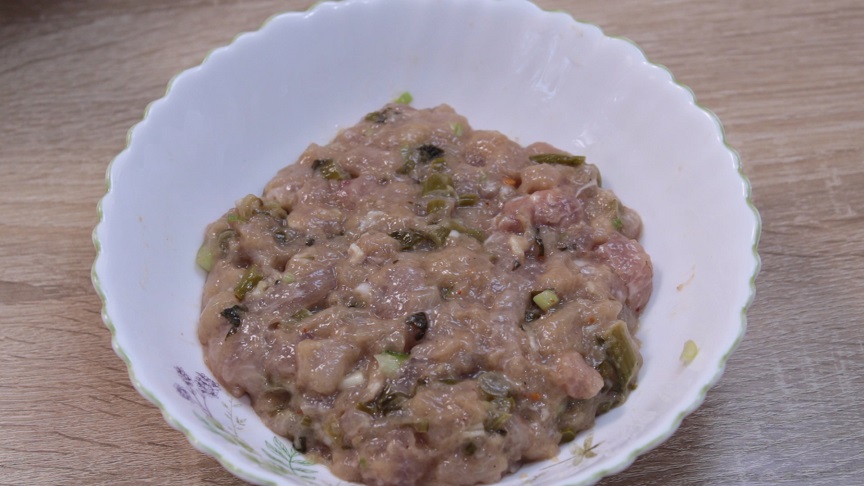 в миске уксус ссолью и сахаром