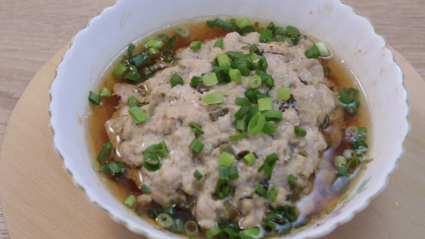 в миске уксус ссолью и сахаром