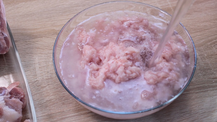 лук репчатый мелко нарезать 
