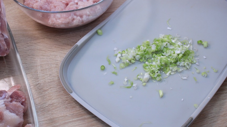 в миске уксус ссолью и сахаром