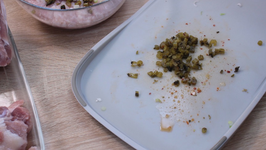 в миске уксус ссолью и сахаром