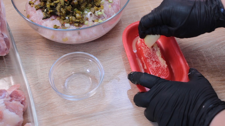 в миске уксус ссолью и сахаром