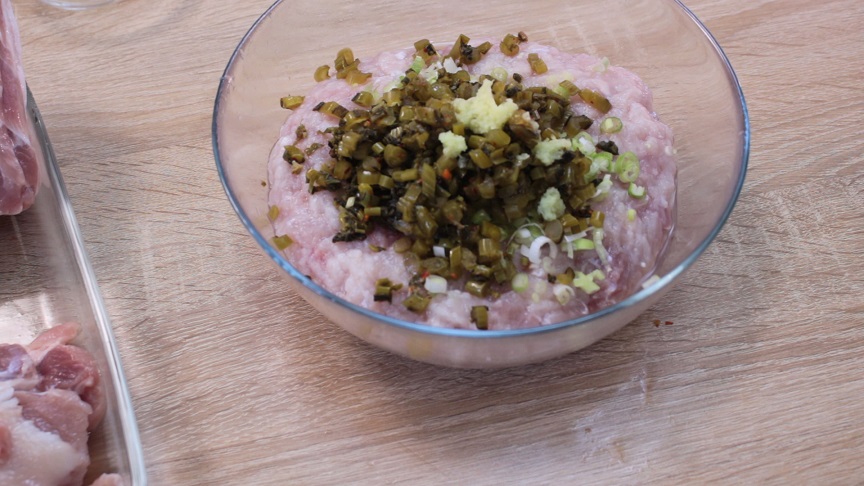 в миске уксус ссолью и сахаром