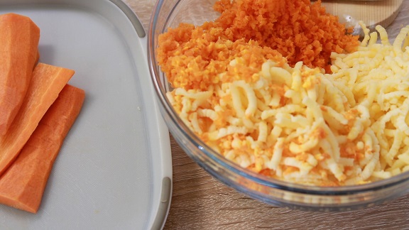 морковь измельчается с помощью мясорубки