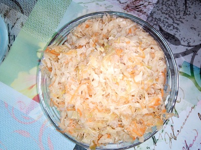 квашенная капуста в миске