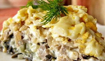 порция готового салата с кукурузой и майонезом