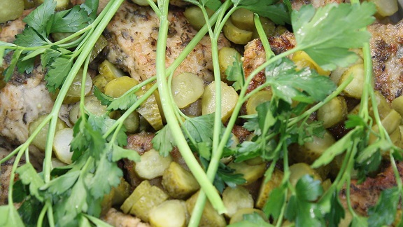 консервированная кукуруза с другими ингредиентами в миске