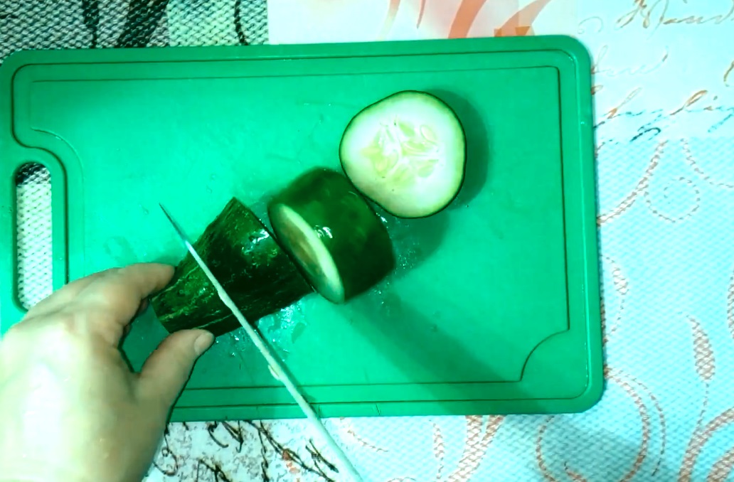 огурцы нарезать шайбами