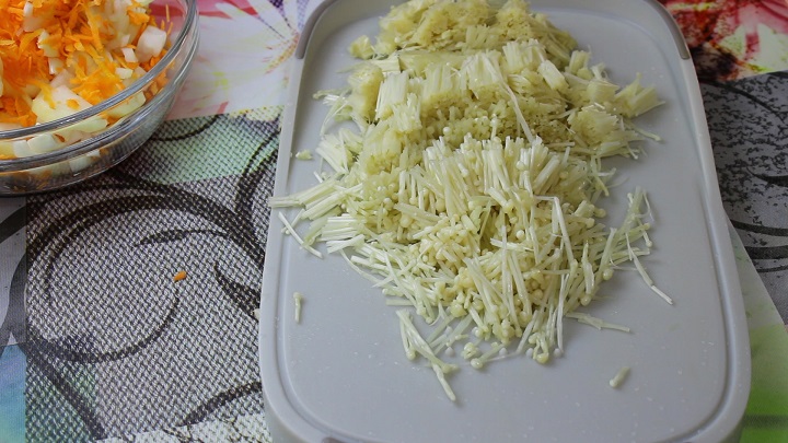 нарезанные грибы эноки