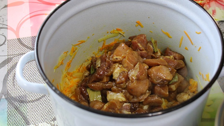 маринованное мясо положить к овощам