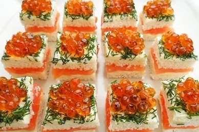 закусочные бутерброды с красной икрой. Оливьена