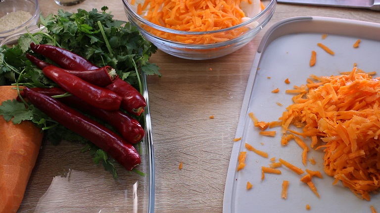 нарезанная соломкой морковь