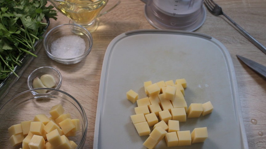 сыр нарезанный на кубики