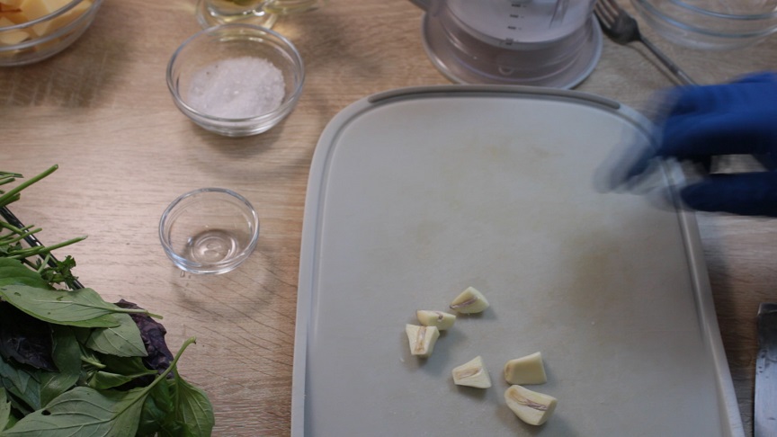 чеснок нарезанный крупными кусками