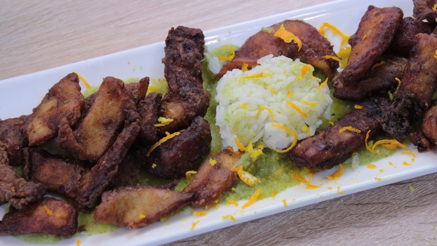 готовая апельсиновая рыбка с рисом и пюре из сельдерея