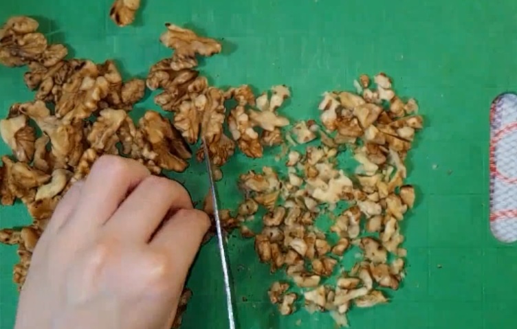 измельчить грецкие орехи
