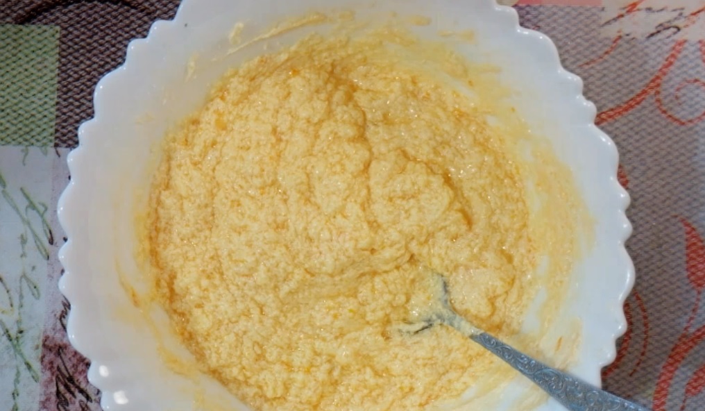 Перемешать желтки с масляной смесью