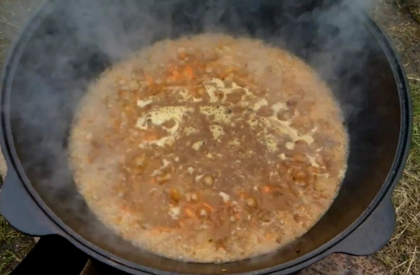 Залить обаренные овощи и мясо кипяченной водой