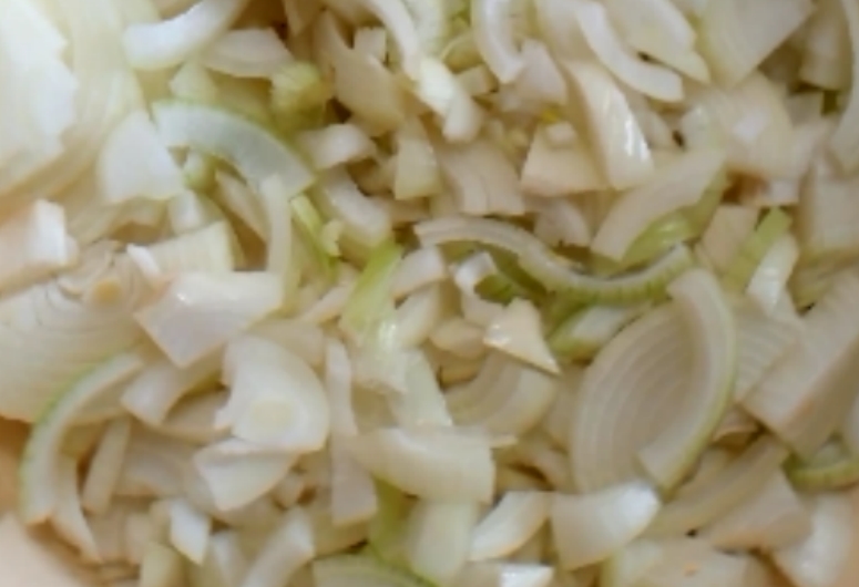 Репчатый лук нарезать полукольцами