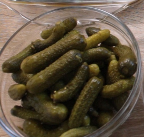 маринованные огурцы в мисочке