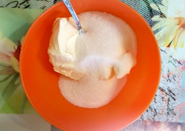 в миске масло сливочное с  сахаром