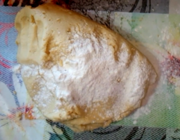 замешанное тесто посыпанное мукой