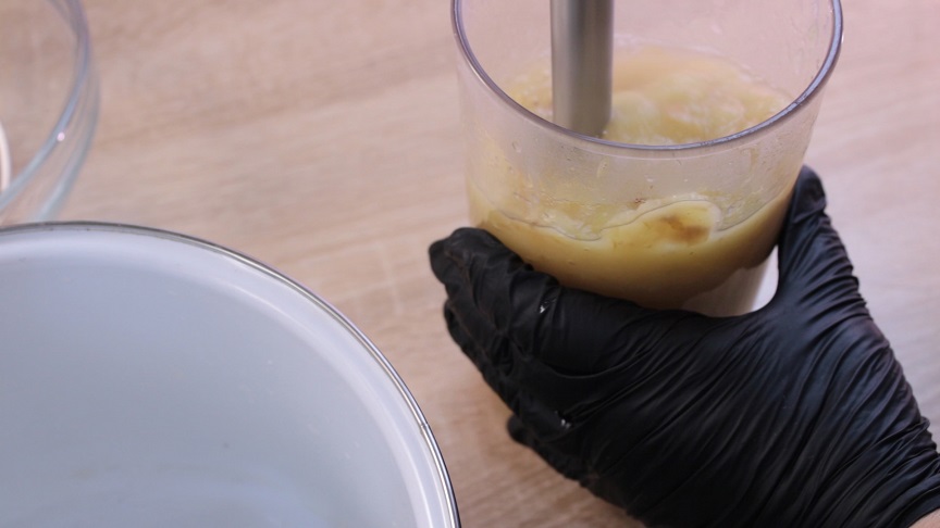 в миске уксус ссолью и сахаром